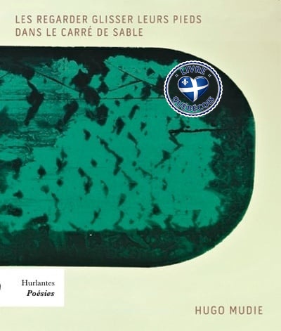 Les regarder glisser leurs pieds dans le carré de sable